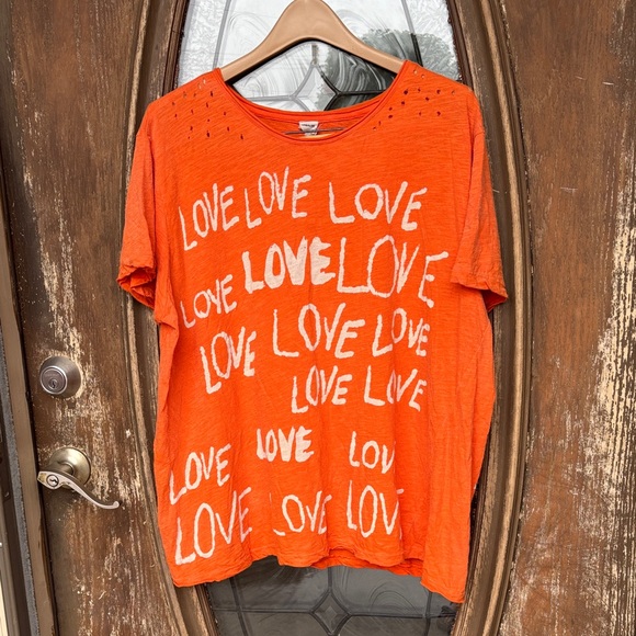 Magnolia Pearl Tops - Magnolia Pearl All Over Love Tee! One size